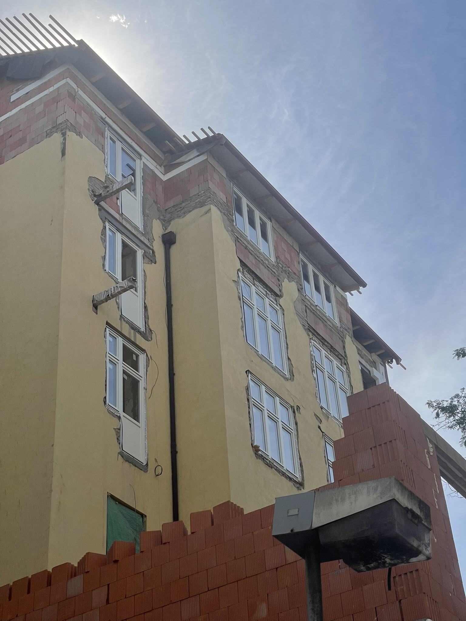 Dodání a montáž dřevěných oken a dveří v bytovém domě Praha Ječná