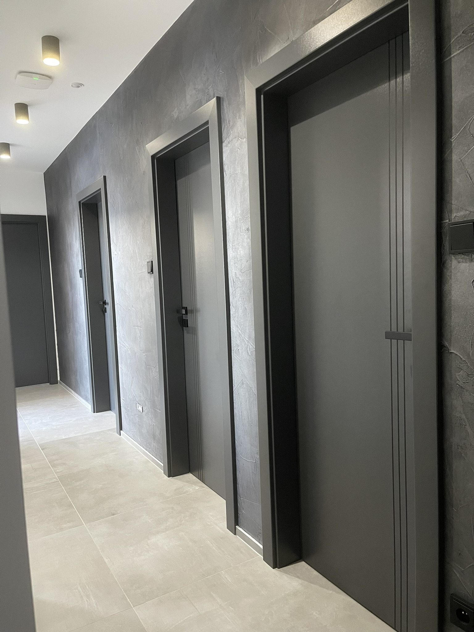 Detail dveří a kování v hotovém interiéru