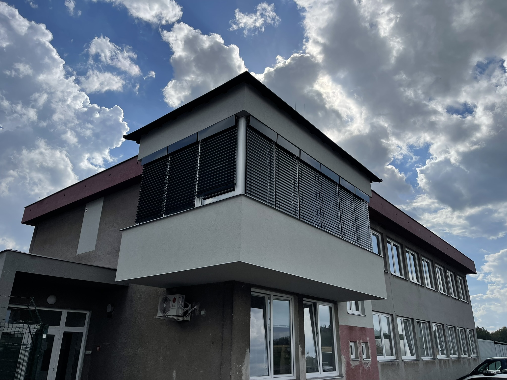 Dodání a montáž předokenních žaluzií – Letiště Karlovy Vary