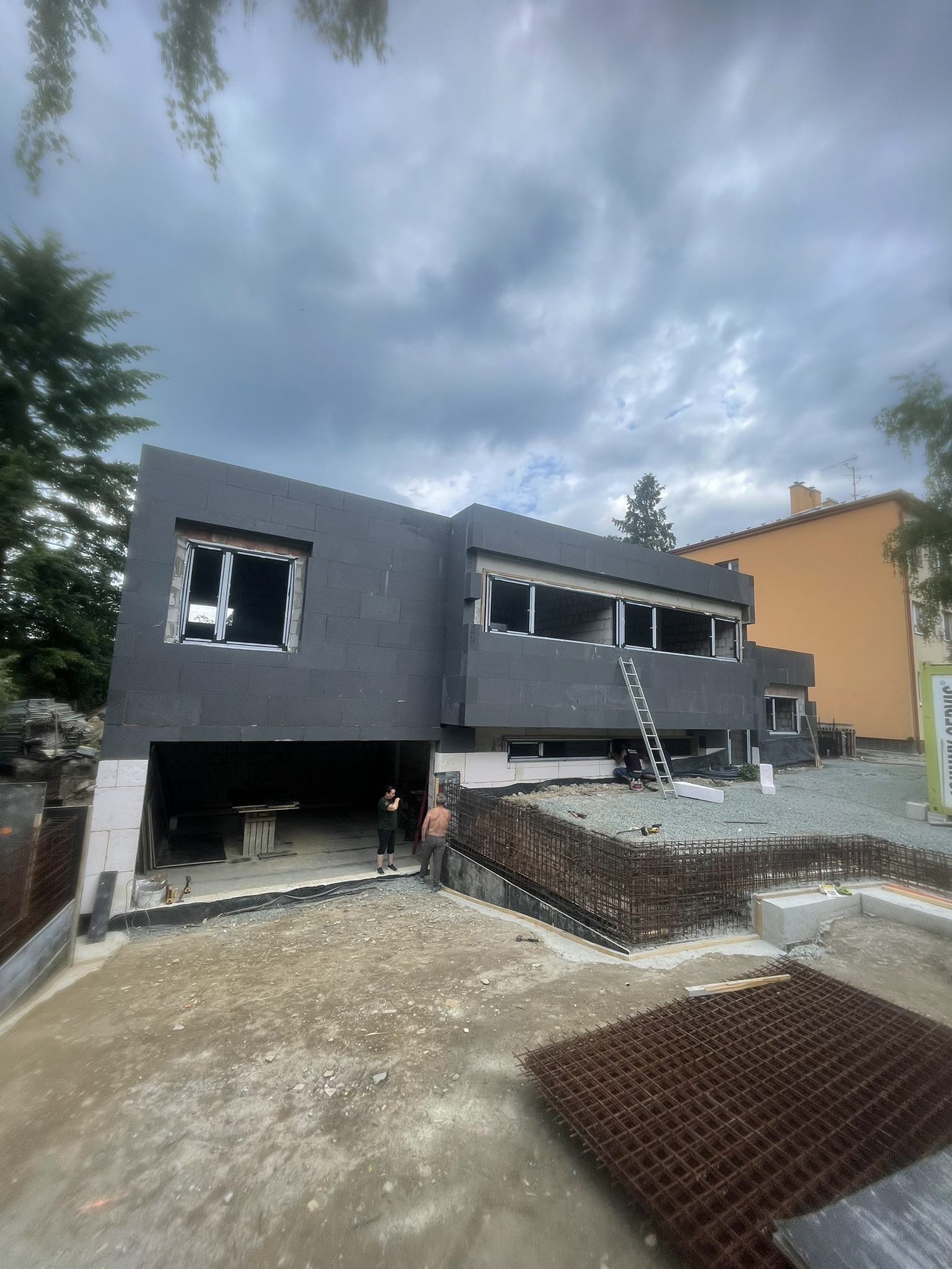 Montáž garážových vrat u rodinného domu